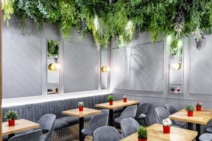 decorar restaurantes con plantas - techos recubiertos